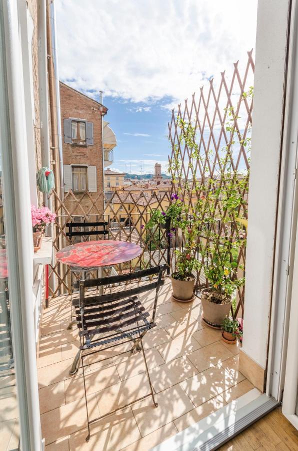 Inner Bo, Terrazzino Vista Tetti In Centro Storico Bologna Luaran gambar